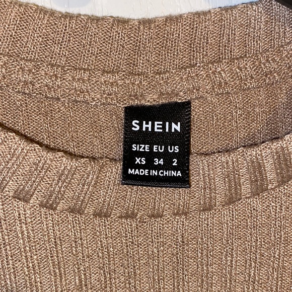 Short sleeve top with puff sleeves new, never worn - Picture 2 of 4